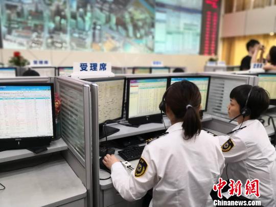 當下正值高溫天，上海市120日均出車2500次，數量比平時高出11%。　陳靜 攝