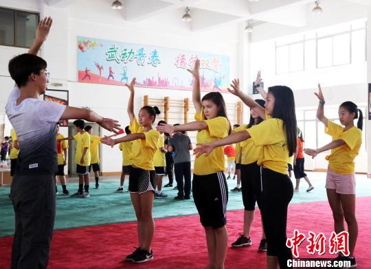 夏令營期間，營員們將在煙臺學習中國的民族舞蹈、武術(shù)、剪紙等。張玉雷 攝