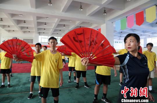 他們還將赴趵突泉、大明湖、曲阜、煙臺山、蓬萊閣等地參觀。張玉雷 攝