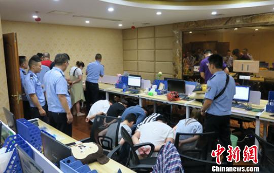 警方正在現(xiàn)場清查和抓捕。樂山警方供圖