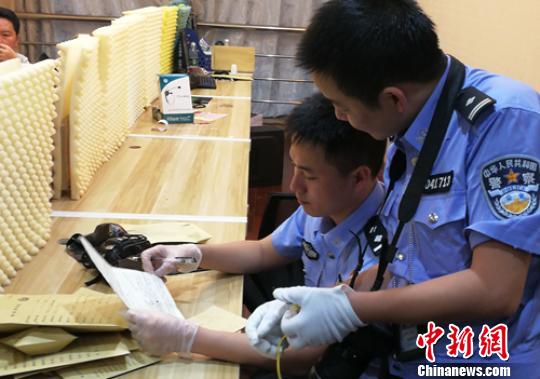刑偵人員正在現(xiàn)場收集證據(jù)。樂山警方供圖