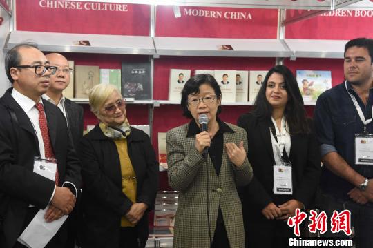 中國僑網(wǎng)圖為中國駐圣保羅總領(lǐng)事陳佩潔（右三）致辭。　莫成雄　攝