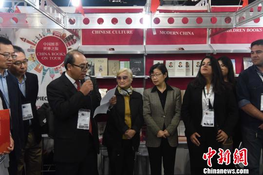 圖為中國出版代表團(tuán)團(tuán)長、人民出版社編審喻陽(左三)致辭。　莫成雄 攝