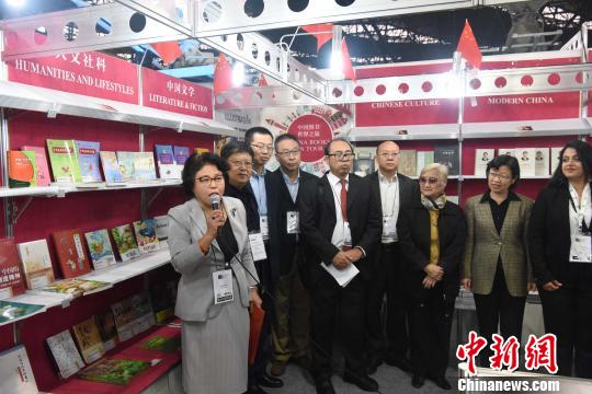 圖為中國圖書進(jìn)出口(集團(tuán))總公司項目管理部經(jīng)理汪芳(左一)主持贈書儀式。　莫成雄 攝