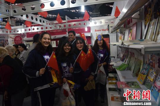 圖為巴西青年學(xué)生參觀中國圖書展臺。　莫成雄 攝