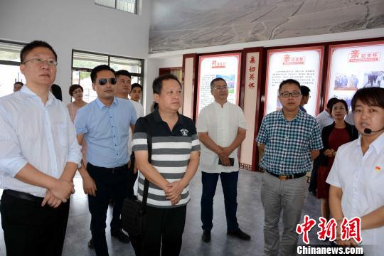 中國僑網(wǎng)致公黨福建省委幫扶小組考察調(diào)研渭源元古堆村扶貧工作。　張金川　攝