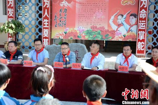 安定區(qū)黑山中心小學幫扶活動現(xiàn)場。　張金川 攝