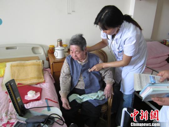 家庭醫(yī)生們冒著酷暑，走街串巷為老年簽約患者進(jìn)行體檢和慢病隨訪。　芊燁 攝