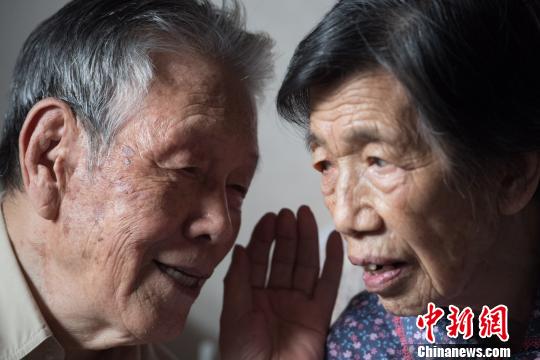 喬森的聽力日漸下降，王滿科便成了她的耳朵。　韋亮 攝