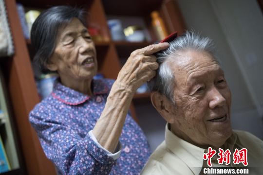 結婚之日起，喬森就為丈夫梳頭。從青絲到白頭，一梳就是75年。　韋亮 攝