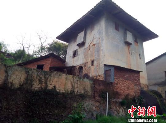 8月初，當(dāng)?shù)靥厣ㄖ８＝ň蘅卩l(xiāng)馀慶村雕樓式土厝。　詹國(guó)兵　攝