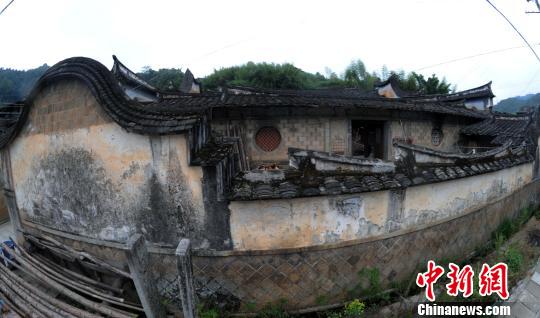 8月初，當(dāng)?shù)靥厣ㄖ＞蘅卩l(xiāng)最出名的土厝之一駙馬房。　范崇智　攝