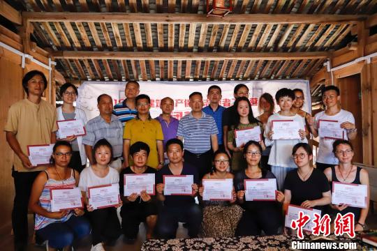 8月初，為參與志愿者頒發(fā)志愿者結(jié)業(yè)證書(shū)。　陳可　攝