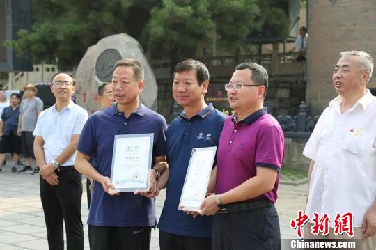 活動中，陽城縣統(tǒng)戰(zhàn)部和僑聯(lián)向華裔青少年展示陽城獨(dú)特的文化。　白軍社 攝