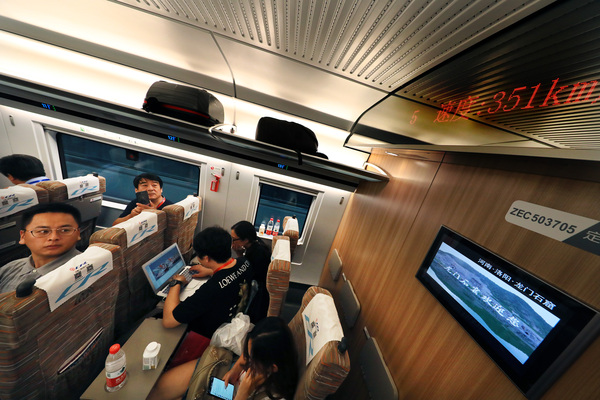C2581次復(fù)興號高鐵列車達到時速350公里每小時