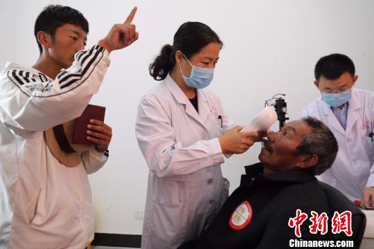 圖為醫護人員在為患者做檢查。(徐衛攝)