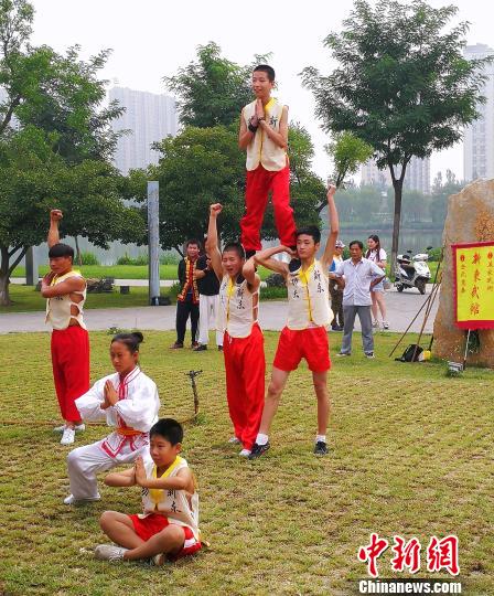 營員觀看由新東武術(shù)館學(xué)員進(jìn)行的武術(shù)表演。楊杰英 攝