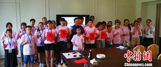 營員與華夏晉道國學(xué)院院長劉洪生合影留念。楊杰英 攝