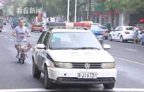 交警開(kāi)警車(chē)被舉報(bào)公車(chē)私用 單位不懲罰還表?yè)P(yáng)他
