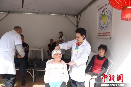 圖為巴西傳統中醫藥針灸學會會長惠青(右二)現場開展義診。莫成雄 攝
