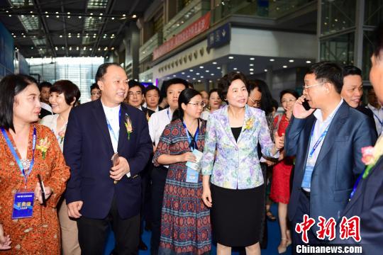 廣東省僑辦主任龐國梅(右二)來到僑交會展館參觀?！￡愇?攝