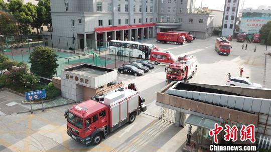 圖為8月26日下午，揚(yáng)州消防支隊(duì)派出57名官兵整裝出發(fā)。　孟德龍 攝