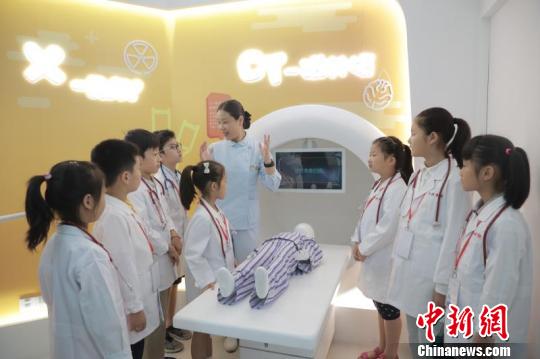 各種高仿真醫學器材，如B超儀器、CT儀器以及X-ray儀器讓“見習小醫生”們大開眼界。　芊燁 攝