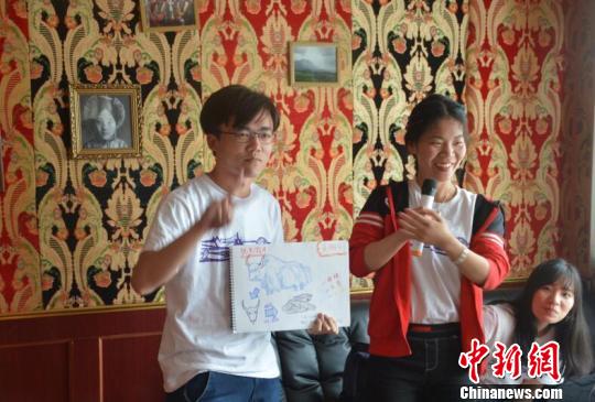 圖為香港內地青年通過紙筆展示此行中的所觀所感。余洋 攝