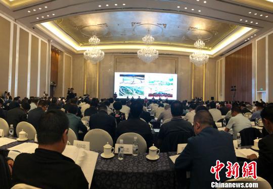 8月28日，青冀浙閩渝五省市林業部門負責人在西寧舉行的全國推進大規模國土綠化現場會上“曬”出國土綠化“成績單”，“過招”扮靚綠水青山經驗。圖為會議現場。　羅云鵬 攝