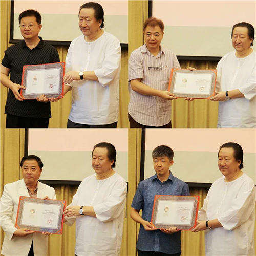 楊曉陽(yáng)為曾來(lái)德、鄒濤、屠新時(shí)、葉欣頒發(fā)證書(shū)