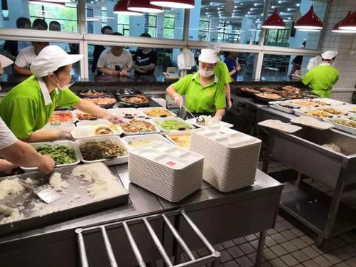 開學第一天這些高校低調發福利 網友：別人的大學