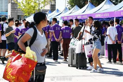 開學第一天這些高校低調發福利 網友：別人的大學