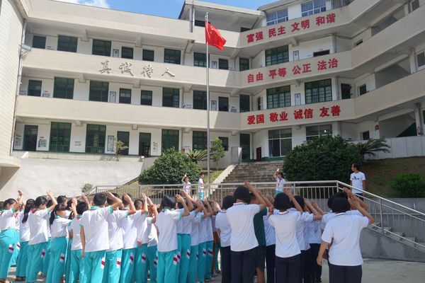 圖2：開學第一天，巖山中學學生與巖山小學學生一起升國旗。