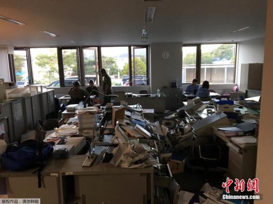 當地時間2018年9月6日，日本北海道地區發生強震，厚真町出現大規模塌方，多人被困。此外，地震還導致北海道數百萬戶停電，機場航班取消，列車無法運行。圖為地震導致房屋室內一片狼藉。