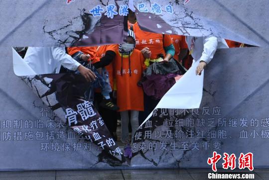 醫(yī)生與患者一起，即將攜手闖過寓意淋巴瘤治療的關(guān)口，幫助患者堅(jiān)定戰(zhàn)勝病魔的信心。　陳超 攝