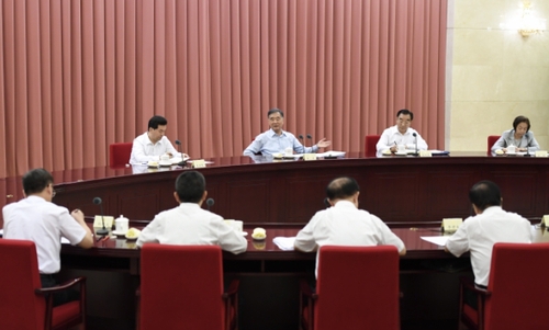 近日，中共中央政治局常委、全國政協主席汪洋在北京主持召開座談會，聽取部分專家學者對全國政協重點研究課題的意見建議。