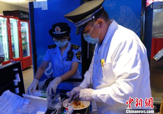 2018年中秋、國慶前夕，北京市食品藥品監(jiān)管部門全面加大食品藥品安全檢查力度。食藥監(jiān)部門供圖