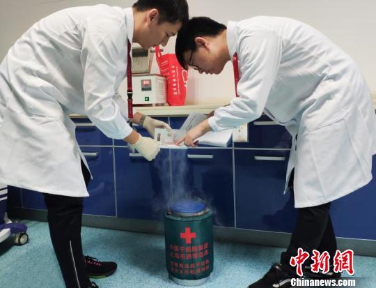 中國干細胞集團臨床服務人員帶上裝載著小偉豪弟弟臍帶血造血干細胞的液氮罐，抵達唐都醫院?！≤窡?攝