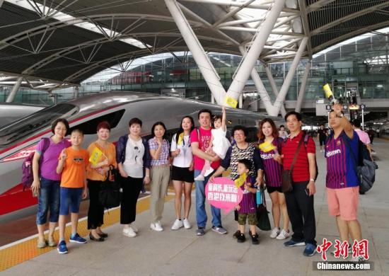 9月23日一大早，廣州南站，由49名廣州游客組成的“首發(fā)團(tuán)”搭乘8時(shí)30分的G6523次高鐵列車前往香港西九龍站，他們將在香港海洋公園等地游玩，或購(gòu)物、探親、會(huì)友，度過一個(gè)難忘的中秋佳節(jié)。當(dāng)日，廣深港高鐵全線開通運(yùn)營(yíng)。