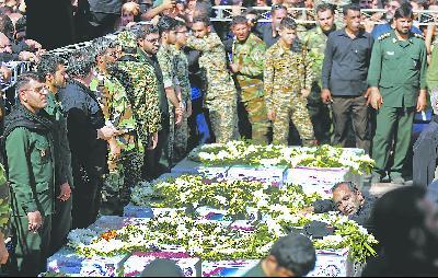 伊朗24日為在22日閱兵活動中遭遇恐襲的遇難者舉行葬禮，伊朗革命衛(wèi)隊副司令發(fā)誓要報復(fù)美國、沙特、以色列。