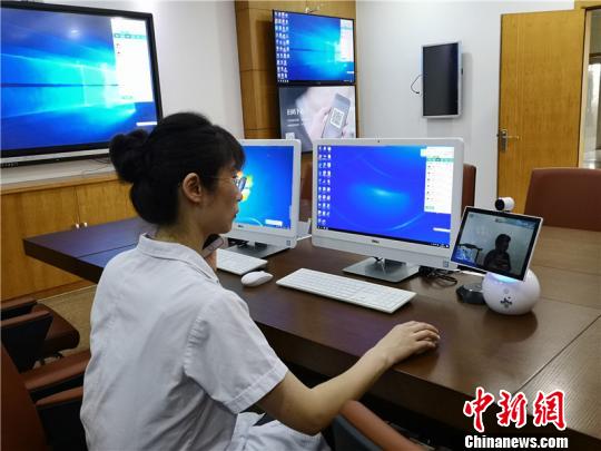醫(yī)生通過(guò)“云診室”與基層衛(wèi)生院患者對(duì)話(huà)?！堨蠚g 攝