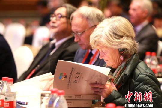 圖為在開幕式現場，外國學者閱讀《第五屆尼山世界文明論壇論文集》。　梁犇 攝