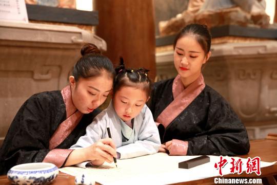 圖為志愿者在開幕式會場展示中國書法。　梁犇 攝