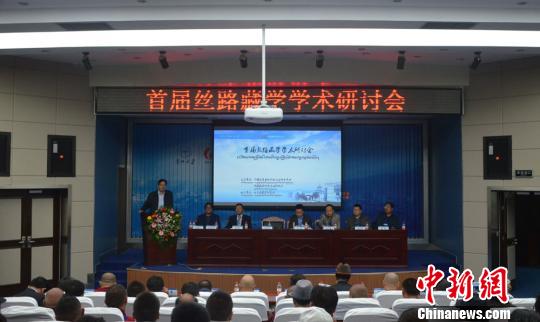 本次會(huì)議議題包括敦煌藏學(xué)、“一帶一路”與藏區(qū)經(jīng)濟(jì)社會(huì)發(fā)展、絲綢之路與藏傳佛教傳播、藏族民俗與文化遺產(chǎn)、藏族與其他民族交往交流交融、河西走廊藏族歷史文化等，并舉辦“絲路藏學(xué)”研究生論壇。　鐘欣 攝