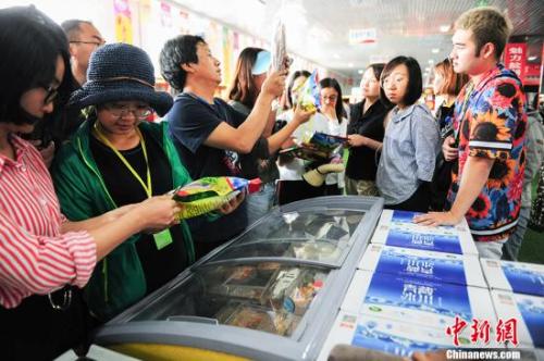 資料圖：游客在電商園內(nèi)選購產(chǎn)品。 <a target='_blank' href='http://www.chinanews.com/' >中新網(wǎng)</a>記者 富宇 攝