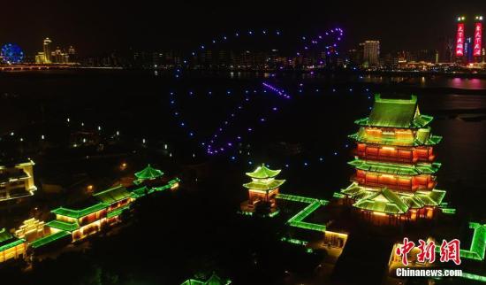 圖為百架攜帶LED燈的無(wú)人機(jī)組成的3D立體圖形。
鮑贛生 攝