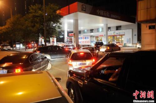 資料圖：山西太原一加油站內(nèi)，私家車主排隊加油。<a target='_blank' href='http://www.chinanews.com/'>中新社</a>發(fā) 韋亮 攝