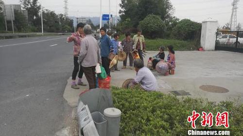 圖為超載面包車內乘客滯留公路?！「咚俳痪B興支隊供圖 攝