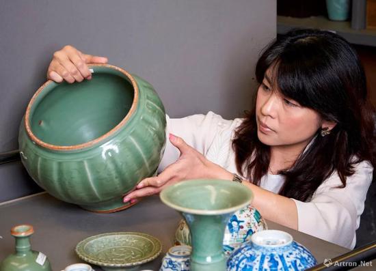 佳士得中國瓷器及藝術(shù)品部專家何懿行與我們細(xì)品宋、金、元朝的青瓷之美