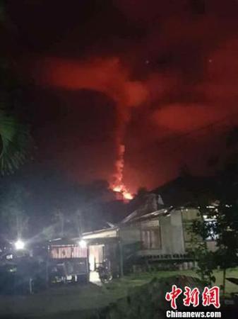 10月3日，位于印尼北蘇拉威西省的索普坦火山(Soputan)持續噴發，其火山灰和濃煙高達6000米，印尼當局將其警戒級別提升為三級。印尼抗災署供圖